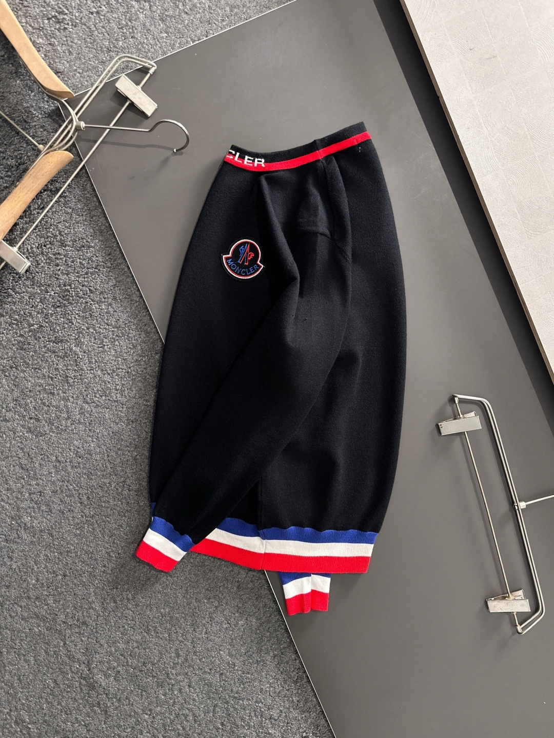 MON 2025SS秋冬刺绣新款简约圆领针织毛衣，精致工艺专柜面料，顶级元素融合打造，经典3标齐全，潮男