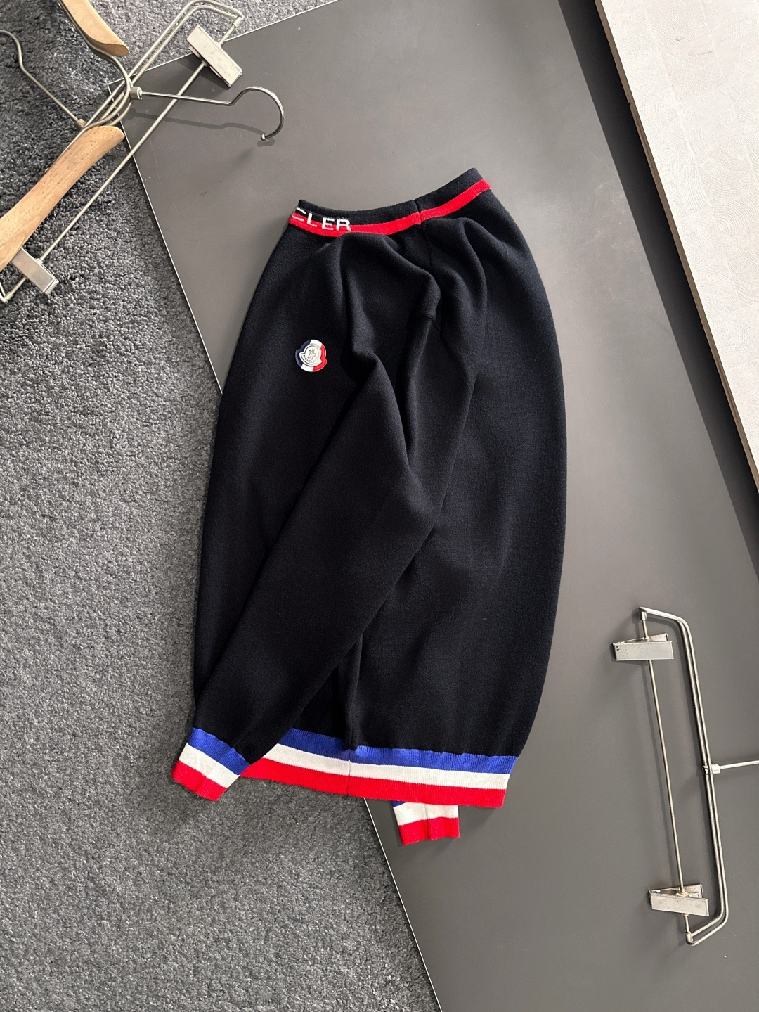 MON 2025SS秋冬刺绣新款简约圆领针织毛衣，精致工艺专柜面料，顶级元素融合打造，经典3标齐全，潮男