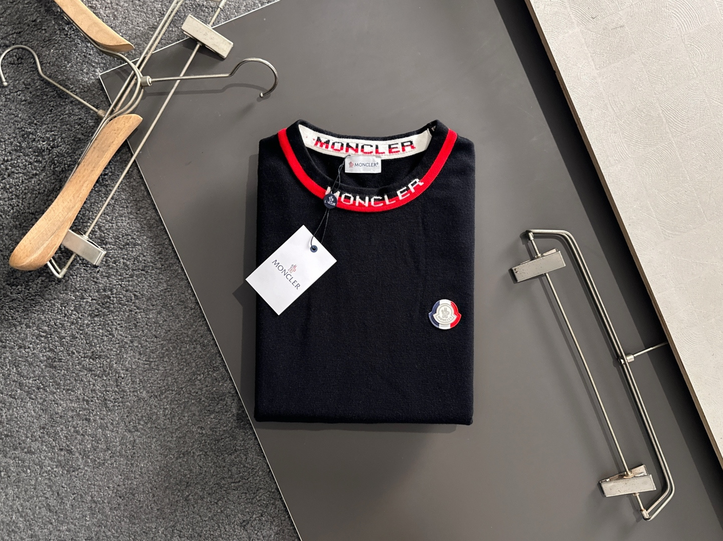 MON 2025SS秋冬刺绣新款简约圆领针织毛衣，精致工艺专柜面料，顶级元素融合打造，经典3标齐全，潮男