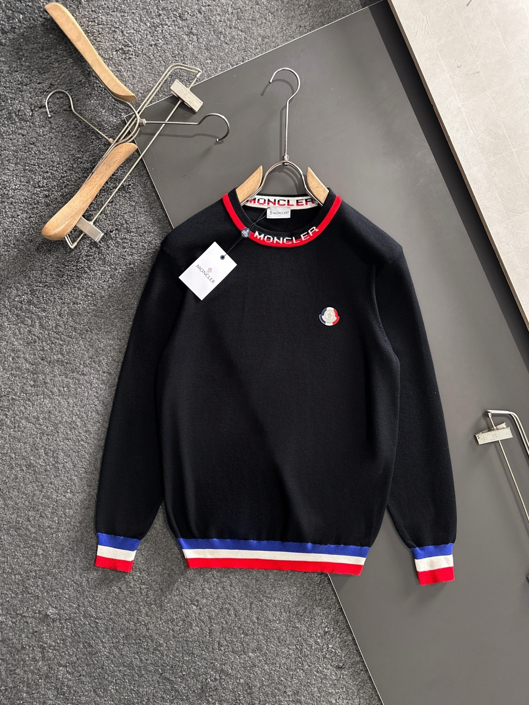 MON 2025SS秋冬刺绣新款简约圆领针织毛衣，精致工艺专柜面料，顶级元素融合打造，经典3标齐全，潮男