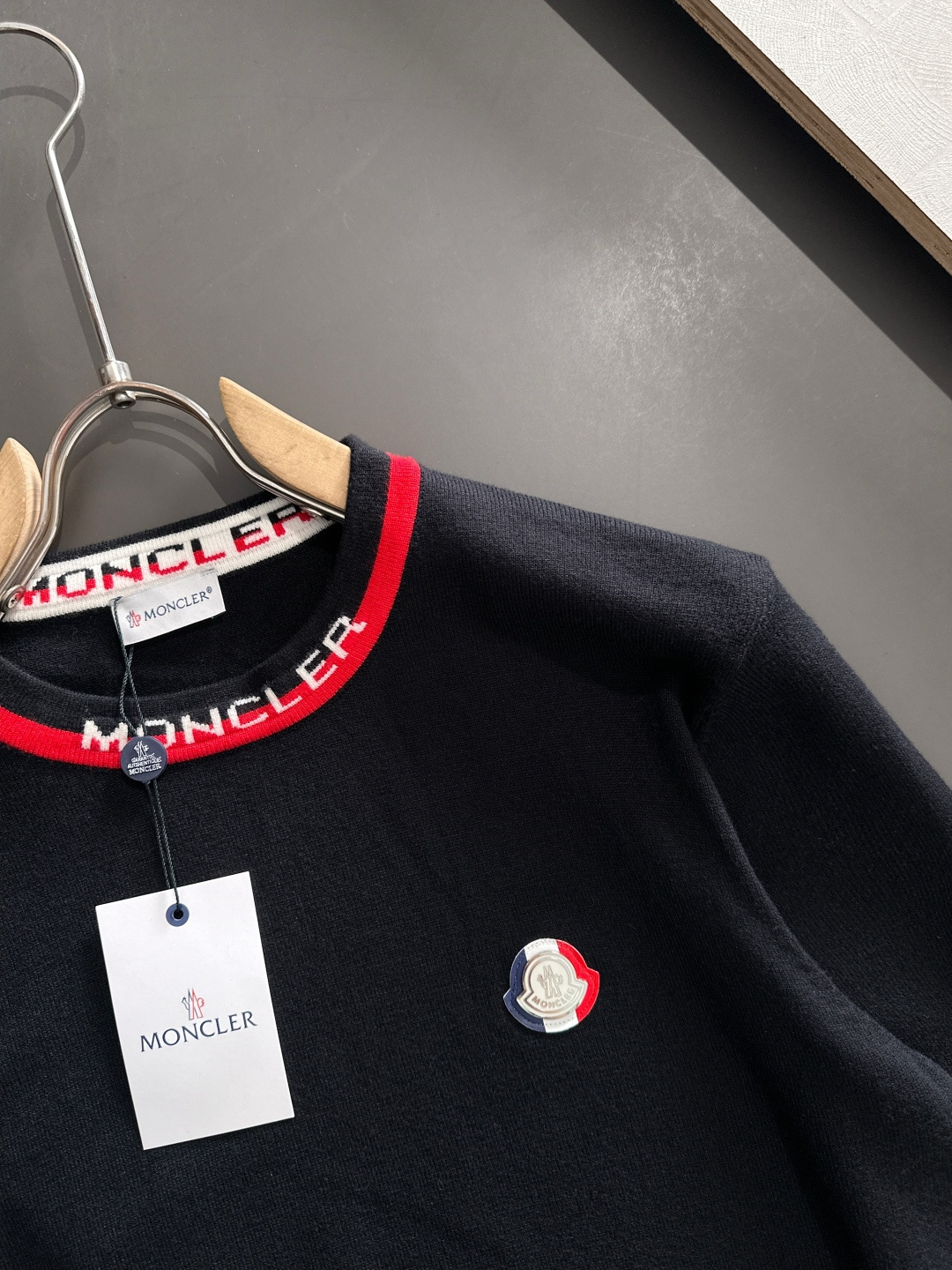 MON 2025SS秋冬刺绣新款简约圆领针织毛衣，精致工艺专柜面料，顶级元素融合打造，经典3标齐全，潮男