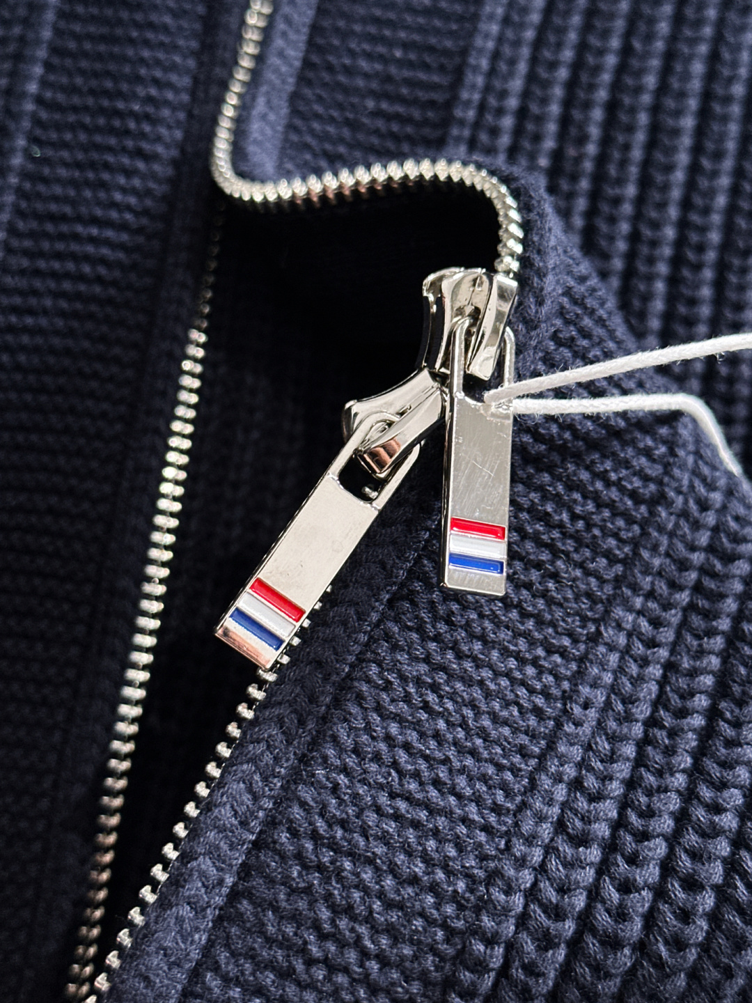 TB 25秋冬新款开衫四条杆毛衣，毛线软糯质感，领口织带细节，袖经典四条杆设计，显瘦有型。男女同款高品质