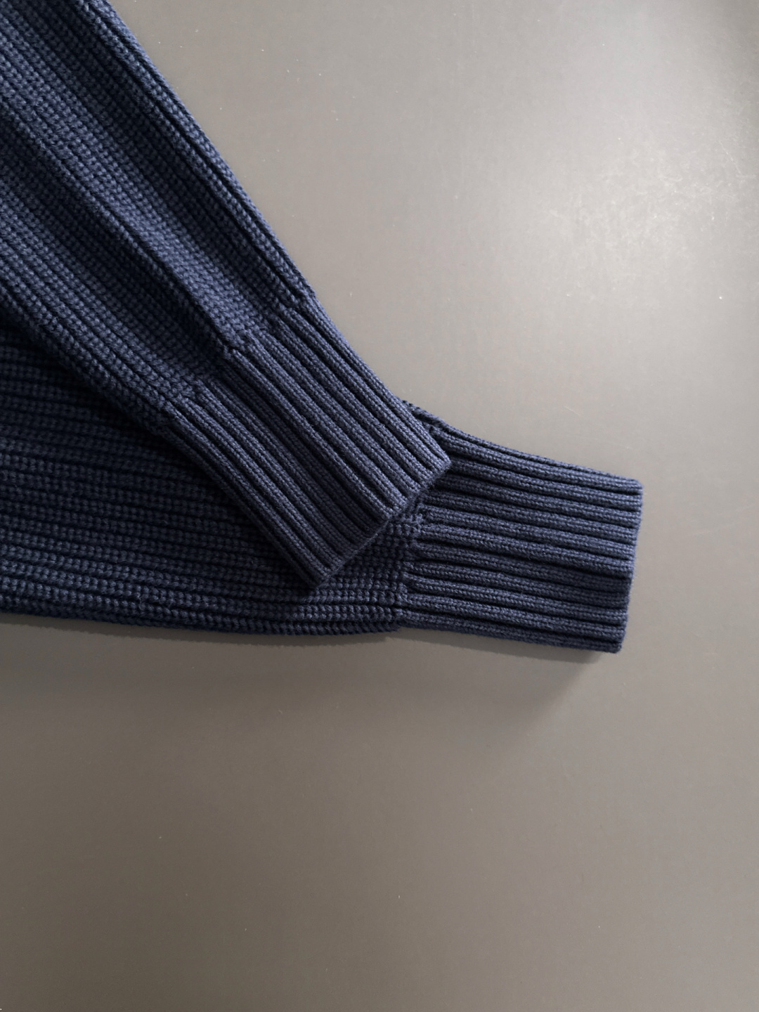 TB 25秋冬新款开衫四条杆毛衣，毛线软糯质感，领口织带细节，袖经典四条杆设计，显瘦有型。男女同款高品质