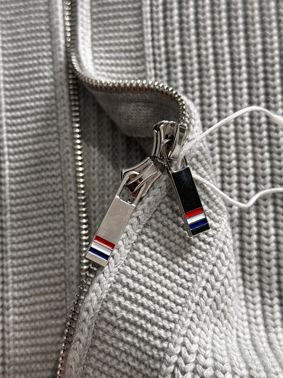 TB 25秋冬新款开衫四条杆毛衣，毛线软糯质感，领口织带细节，袖经典四条杆设计，显瘦有型。男女同款高品质