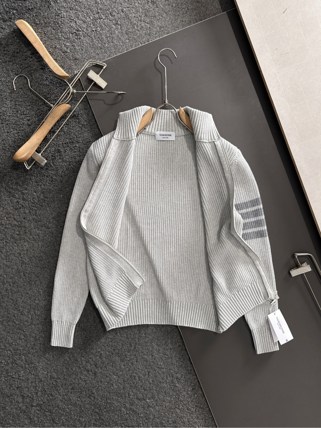 TB 25秋冬新款开衫四条杆毛衣，毛线软糯质感，领口织带细节，袖经典四条杆设计，显瘦有型。男女同款高品质