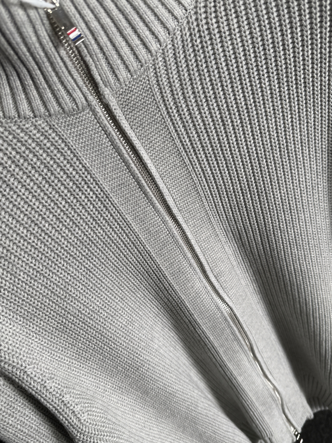 TB 25秋冬新款开衫四条杆毛衣，毛线软糯质感，领口织带细节，袖经典四条杆设计，显瘦有型。男女同款高品质