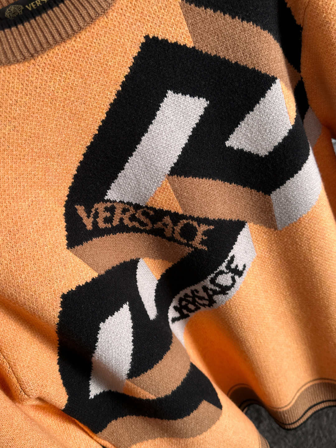 VER 25秋冬新款刺绣针织圆领毛衣，这个系列的毛衣真的太经典了，强烈推荐 男女均可驾驭，胸前品牌大𝒍𝒐