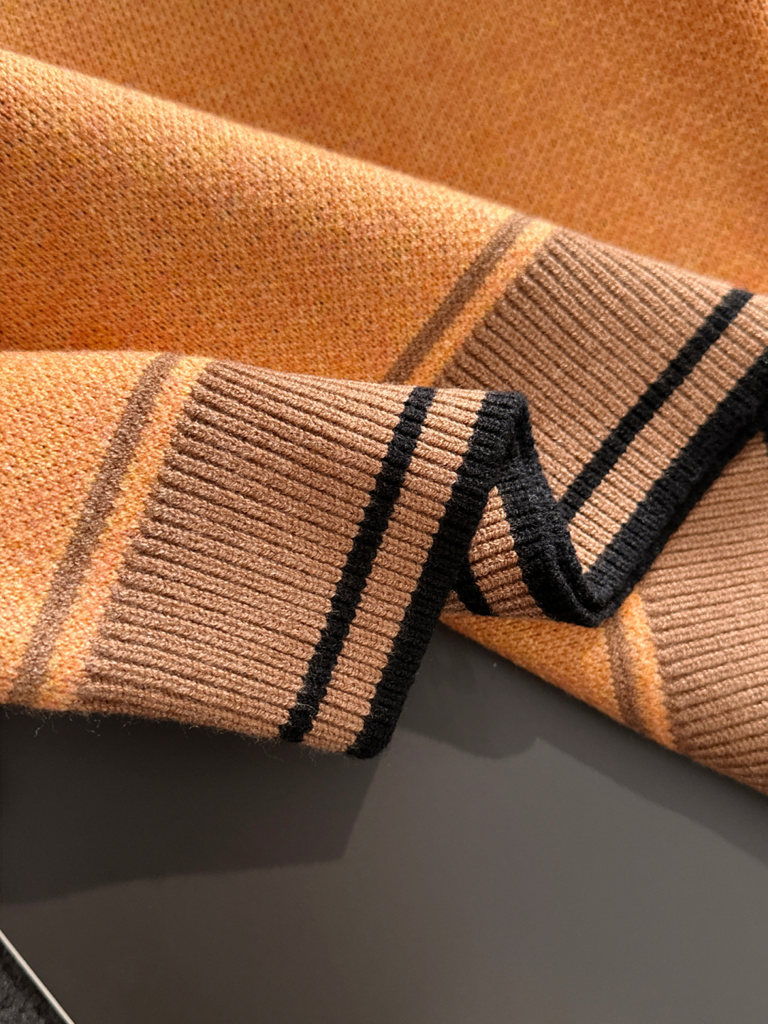 VER 25秋冬新款刺绣针织圆领毛衣，这个系列的毛衣真的太经典了，强烈推荐 男女均可驾驭，胸前品牌大𝒍𝒐