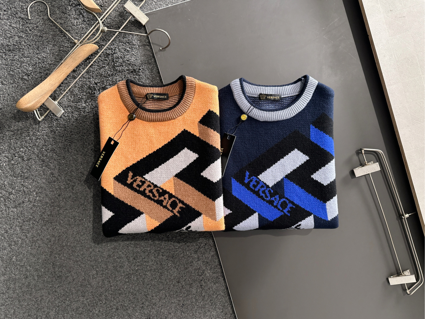 VER 25秋冬新款刺绣针织圆领毛衣，这个系列的毛衣真的太经典了，强烈推荐 男女均可驾驭，胸前品牌大𝒍𝒐