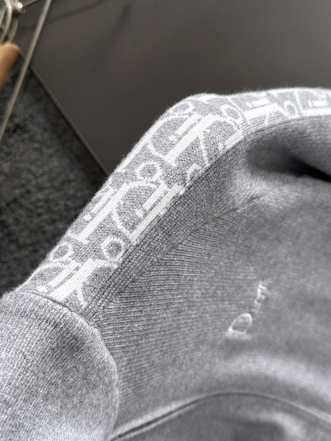 CD 重磅推荐！2025aw秋冬新款 专柜同步 时尚经典基础款针织开衫 秋冬必备款 采用针织衫加厚毛衣，