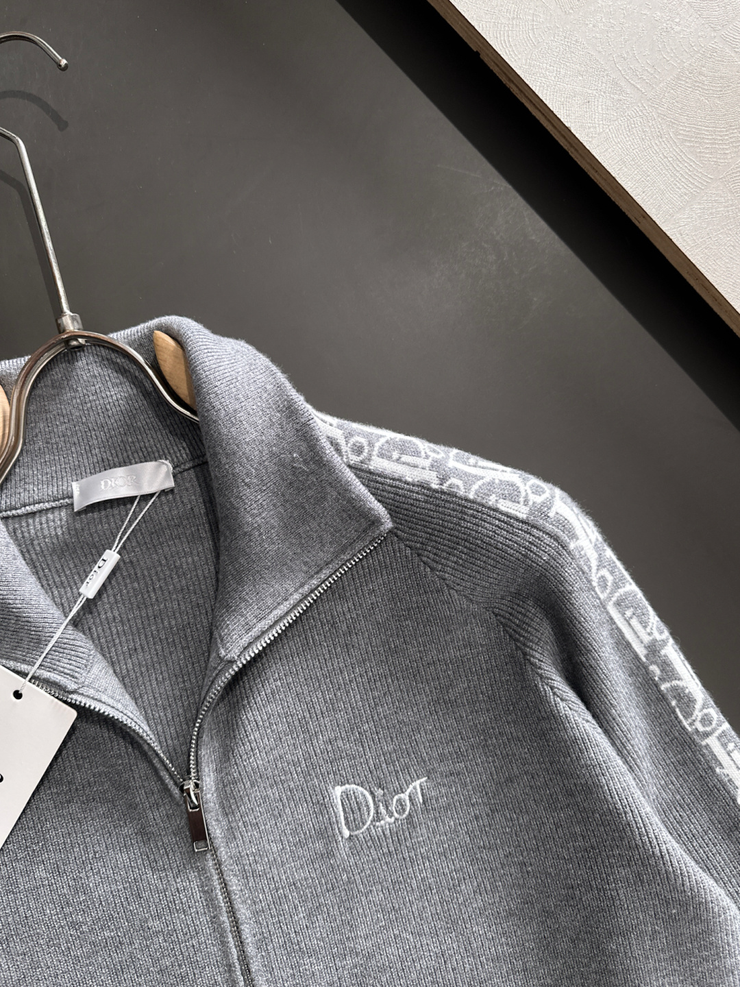 CD 重磅推荐！2025aw秋冬新款 专柜同步 时尚经典基础款针织开衫 秋冬必备款 采用针织衫加厚毛衣，