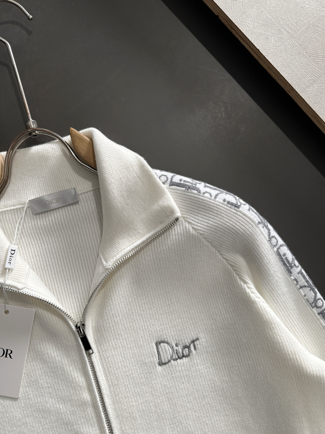 CD 重磅推荐！2025aw秋冬新款 专柜同步 时尚经典基础款针织开衫 秋冬必备款 采用针织衫加厚毛衣，