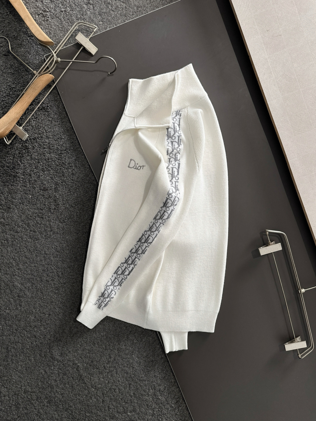 CD 重磅推荐！2025aw秋冬新款 专柜同步 时尚经典基础款针织开衫 秋冬必备款 采用针织衫加厚毛衣，