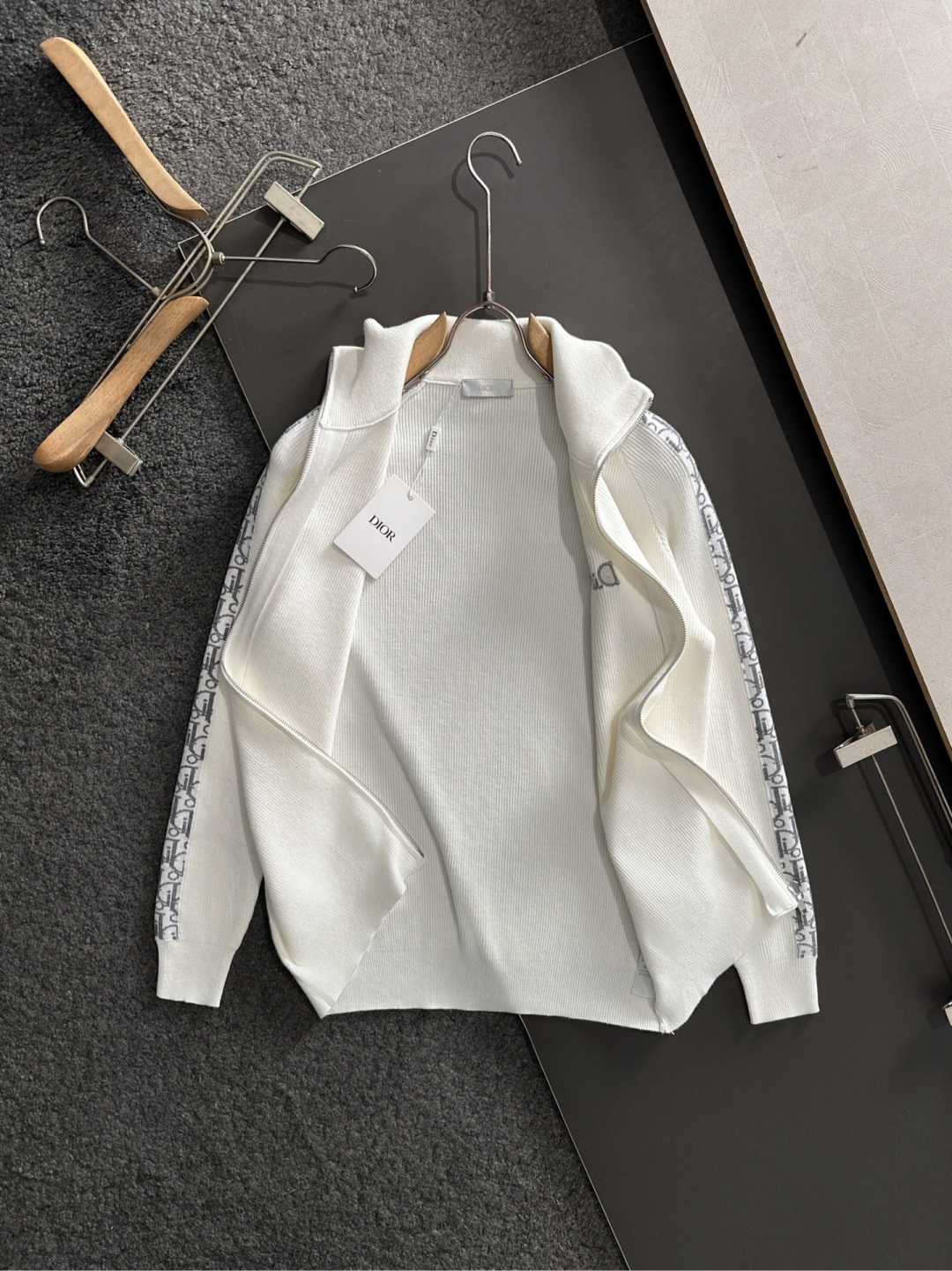 CD 重磅推荐！2025aw秋冬新款 专柜同步 时尚经典基础款针织开衫 秋冬必备款 采用针织衫加厚毛衣，