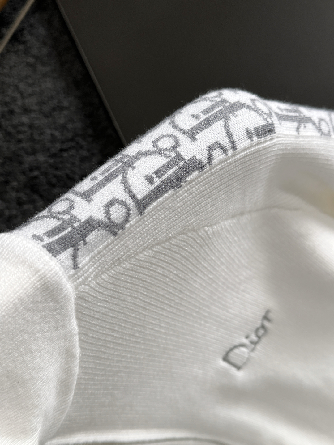 CD 重磅推荐！2025aw秋冬新款 专柜同步 时尚经典基础款针织开衫 秋冬必备款 采用针织衫加厚毛衣，