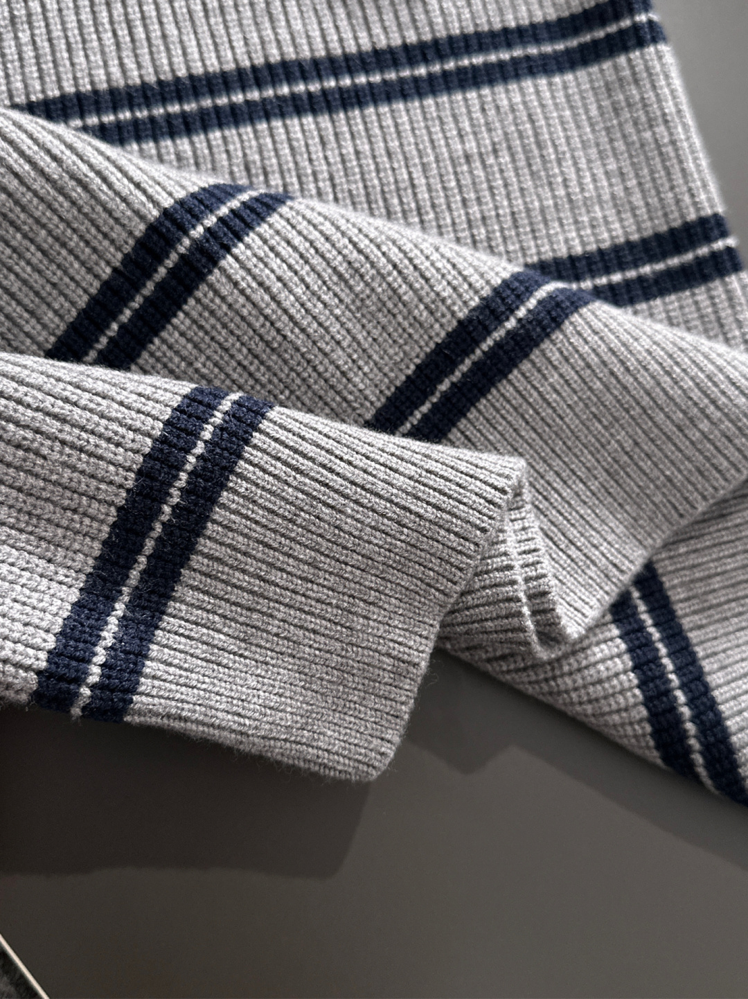 miumiu 25秋冬新款条纹针织圆领毛衣，这个系列的毛衣真的太经典了，强烈推荐 男女均可驾驭，条纹搭配