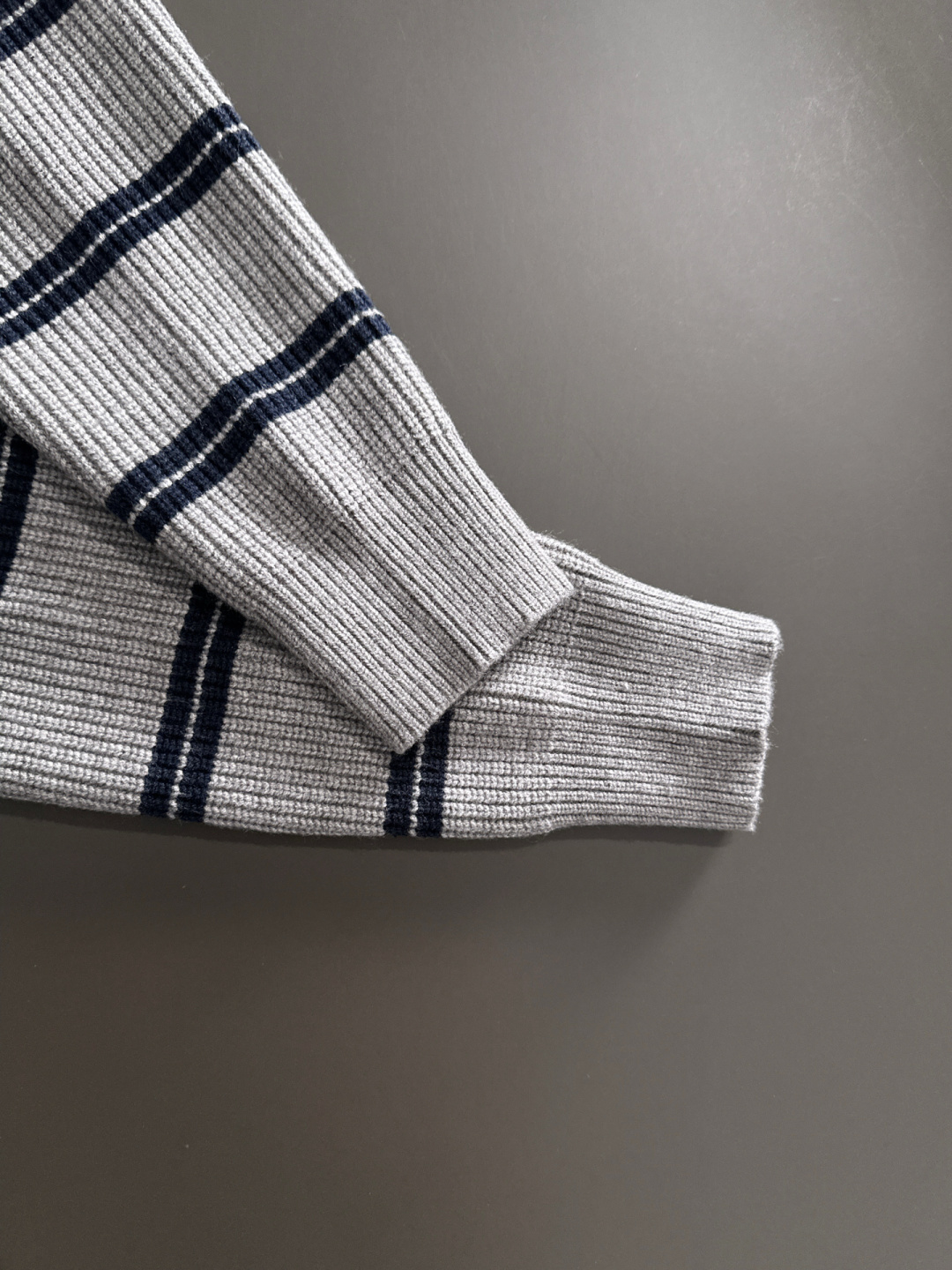 miumiu 25秋冬新款条纹针织圆领毛衣，这个系列的毛衣真的太经典了，强烈推荐 男女均可驾驭，条纹搭配