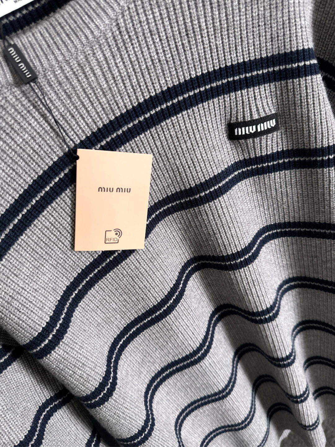 miumiu 25秋冬新款条纹针织圆领毛衣，这个系列的毛衣真的太经典了，强烈推荐 男女均可驾驭，条纹搭配