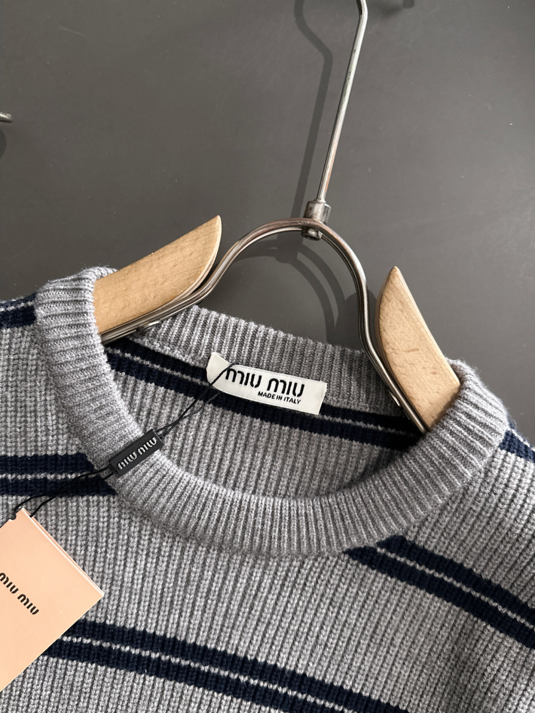 miumiu 25秋冬新款条纹针织圆领毛衣，这个系列的毛衣真的太经典了，强烈推荐 男女均可驾驭，条纹搭配