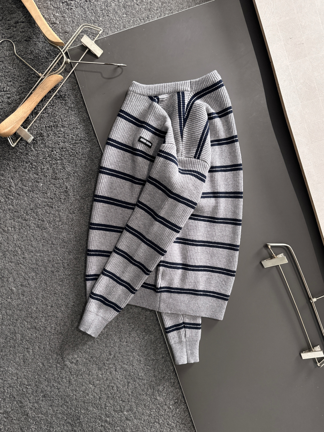 miumiu 25秋冬新款条纹针织圆领毛衣，这个系列的毛衣真的太经典了，强烈推荐 男女均可驾驭，条纹搭配