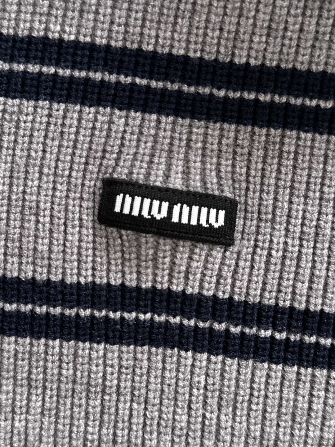 miumiu 25秋冬新款条纹针织圆领毛衣，这个系列的毛衣真的太经典了，强烈推荐 男女均可驾驭，条纹搭配