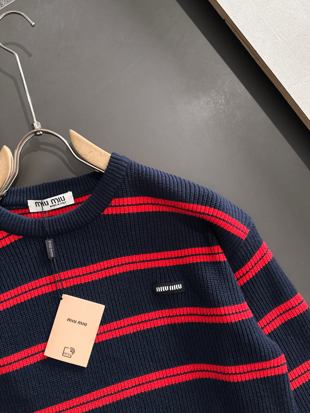 miumiu 25秋冬新款条纹针织圆领毛衣，这个系列的毛衣真的太经典了，强烈推荐 男女均可驾驭，条纹搭配