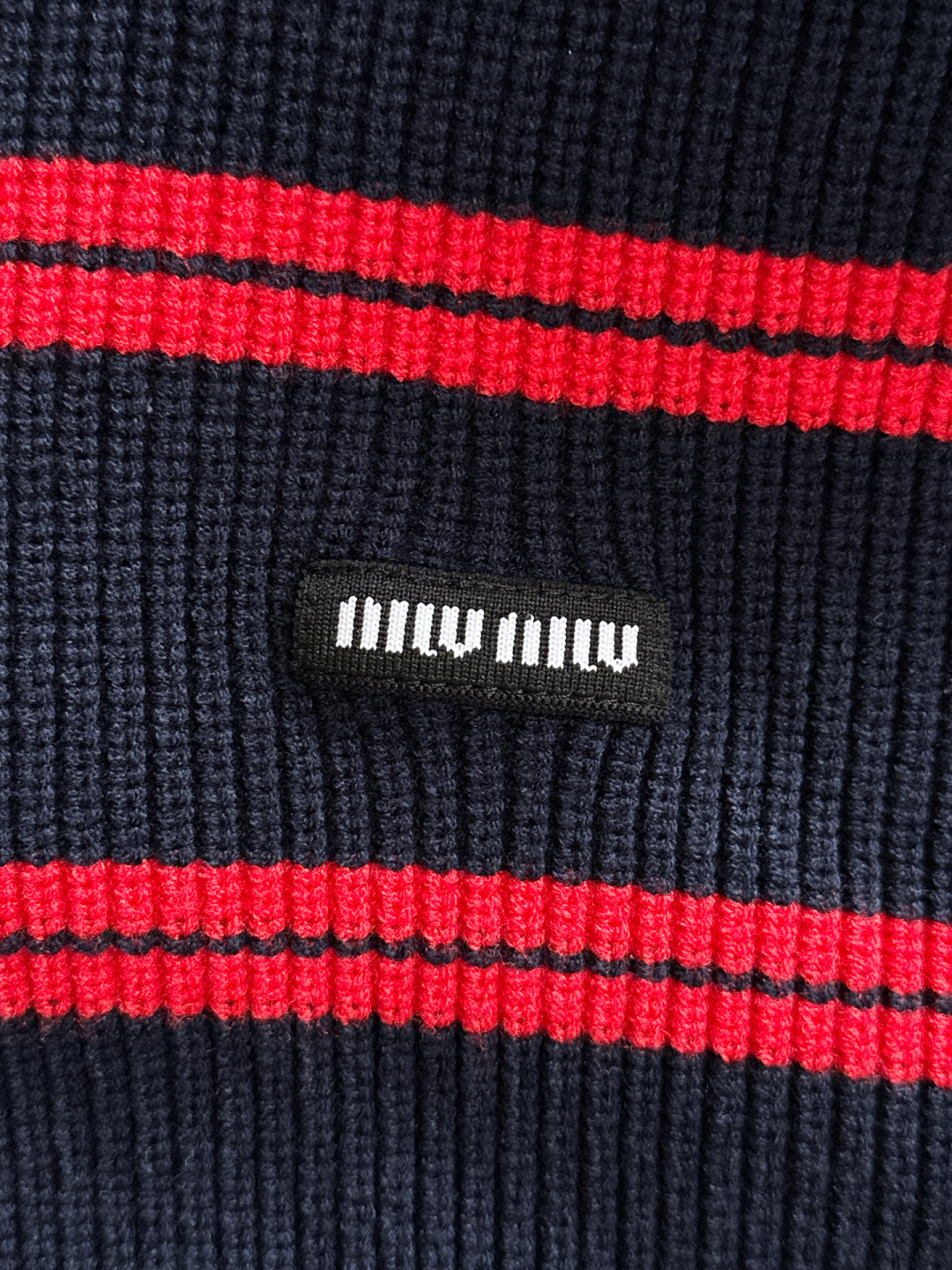 miumiu 25秋冬新款条纹针织圆领毛衣，这个系列的毛衣真的太经典了，强烈推荐 男女均可驾驭，条纹搭配