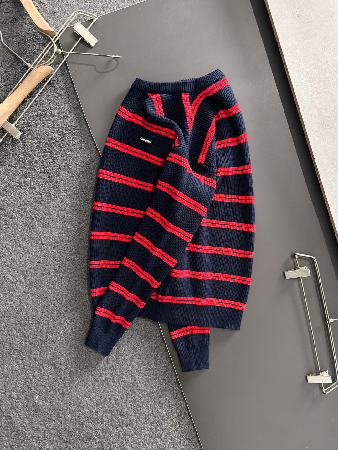 miumiu 25秋冬新款条纹针织圆领毛衣，这个系列的毛衣真的太经典了，强烈推荐 男女均可驾驭，条纹搭配