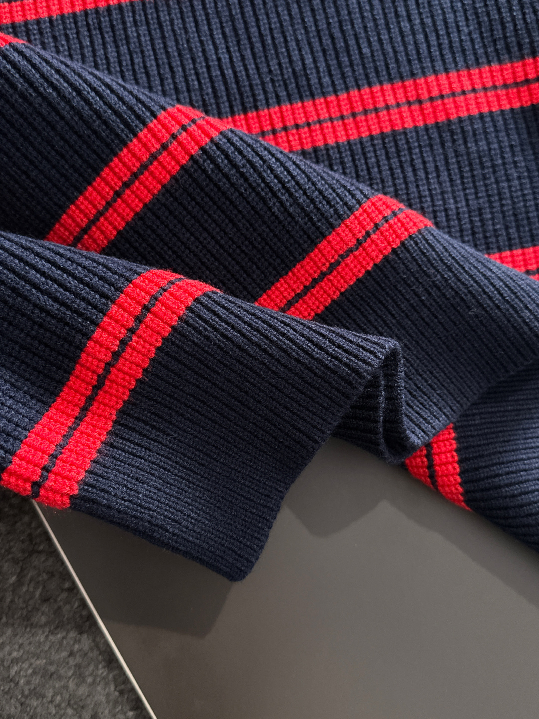 miumiu 25秋冬新款条纹针织圆领毛衣，这个系列的毛衣真的太经典了，强烈推荐 男女均可驾驭，条纹搭配