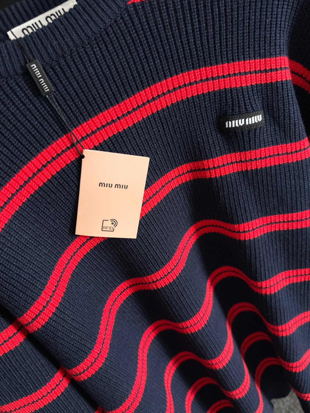 miumiu 25秋冬新款条纹针织圆领毛衣，这个系列的毛衣真的太经典了，强烈推荐 男女均可驾驭，条纹搭配