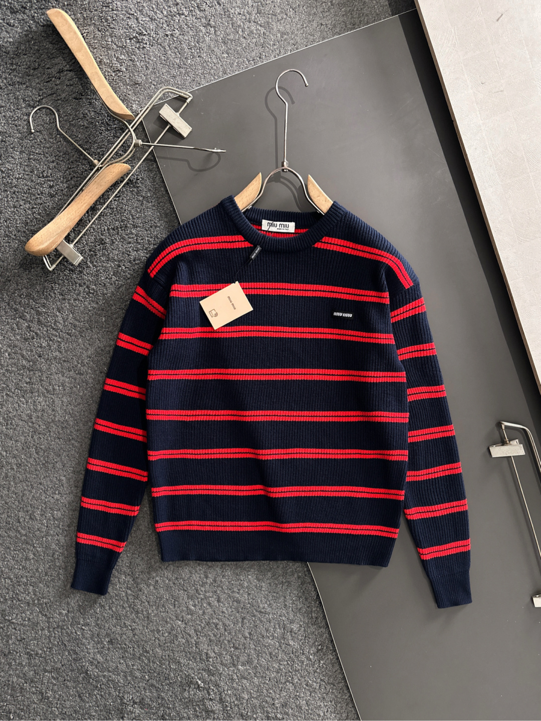 miumiu 25秋冬新款条纹针织圆领毛衣，这个系列的毛衣真的太经典了，强烈推荐 男女均可驾驭，条纹搭配