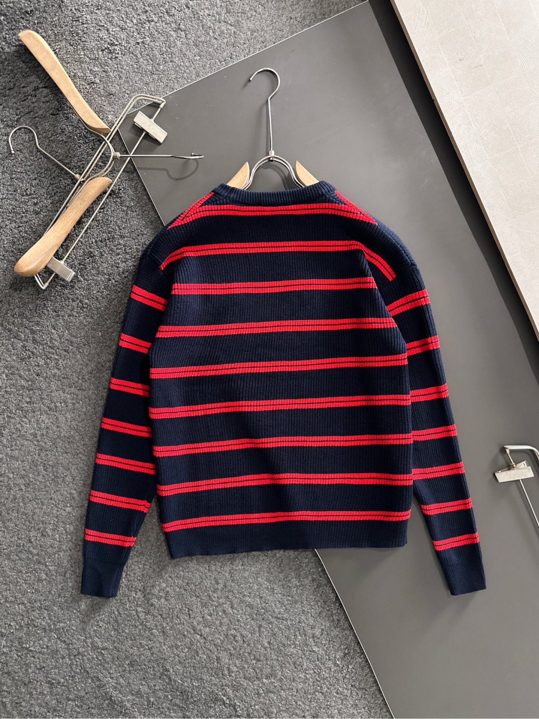 miumiu 25秋冬新款条纹针织圆领毛衣，这个系列的毛衣真的太经典了，强烈推荐 男女均可驾驭，条纹搭配