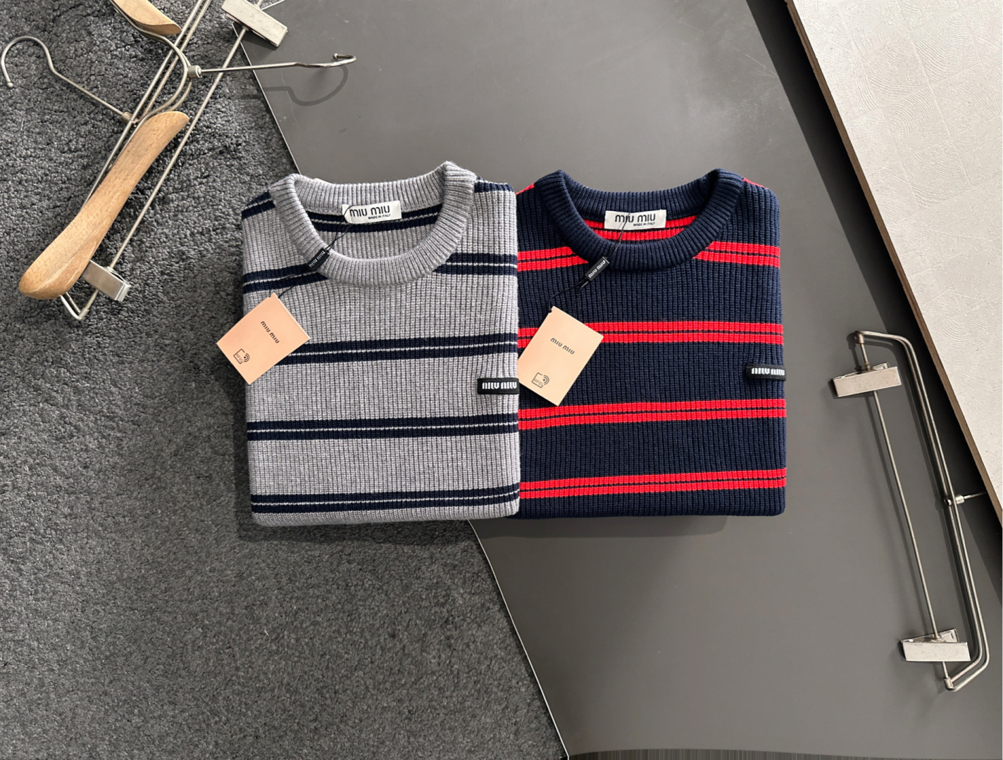 miumiu 25秋冬新款条纹针织圆领毛衣，这个系列的毛衣真的太经典了，强烈推荐 男女均可驾驭，条纹搭配