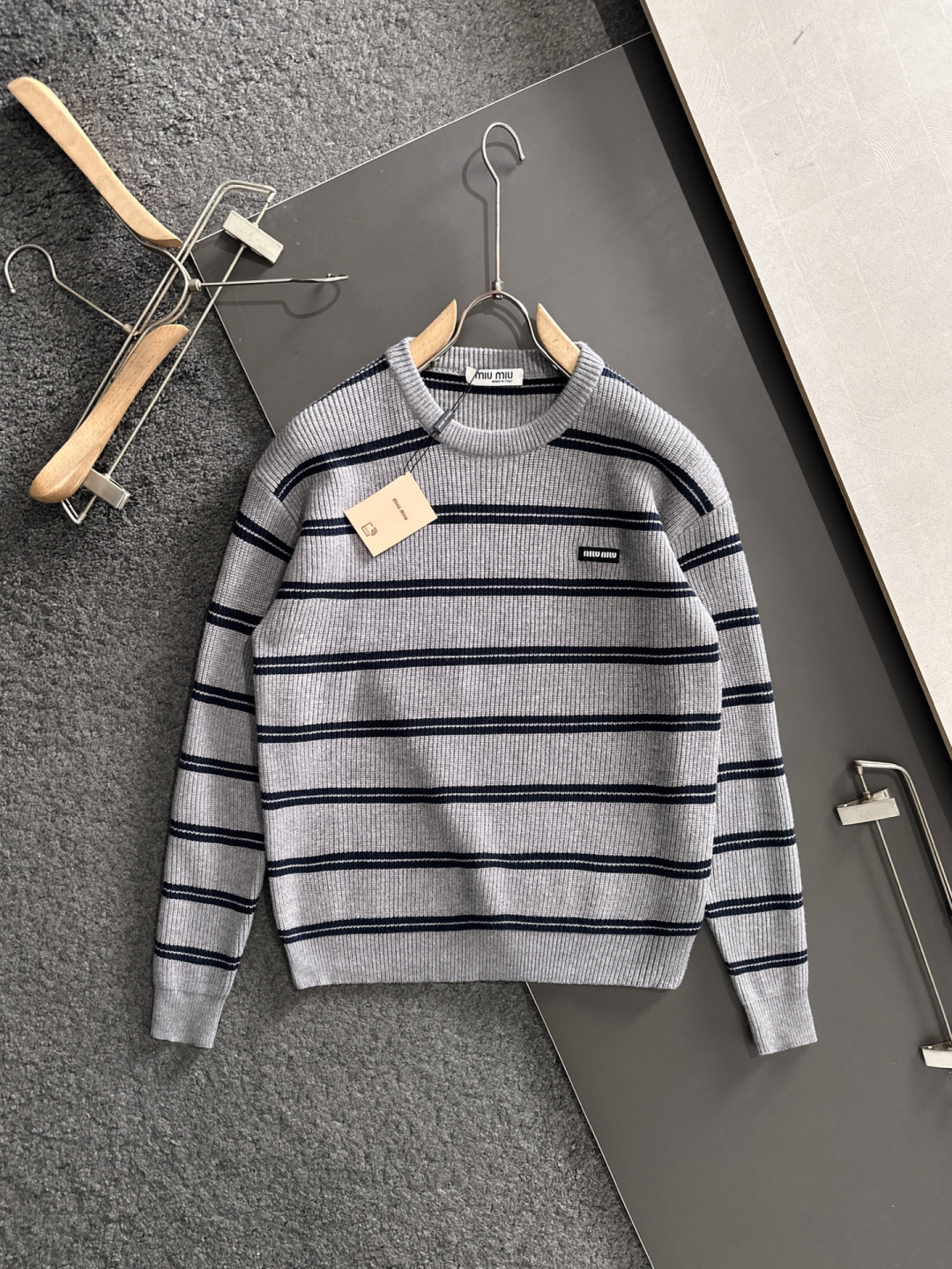 miumiu 25秋冬新款条纹针织圆领毛衣，这个系列的毛衣真的太经典了，强烈推荐 男女均可驾驭，条纹搭配