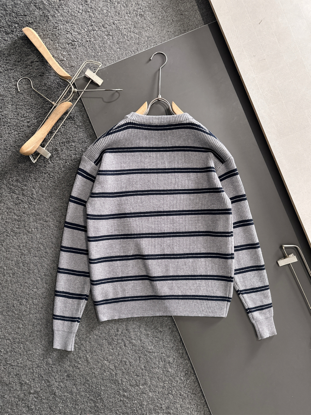 miumiu 25秋冬新款条纹针织圆领毛衣，这个系列的毛衣真的太经典了，强烈推荐 男女均可驾驭，条纹搭配