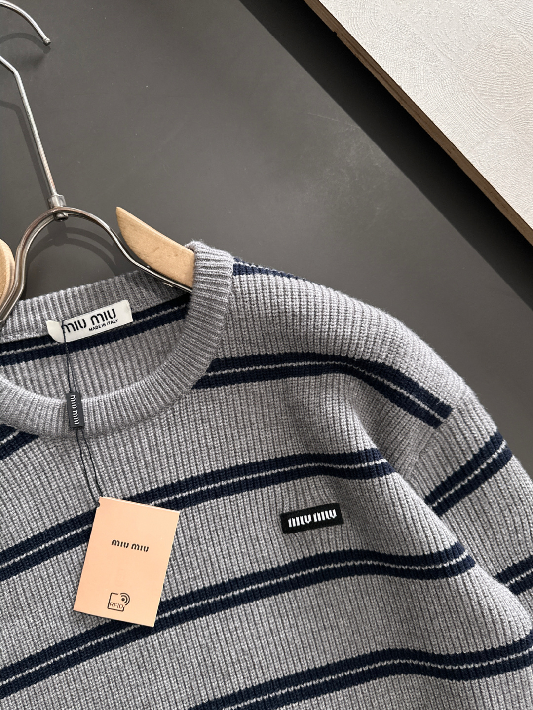 miumiu 25秋冬新款条纹针织圆领毛衣，这个系列的毛衣真的太经典了，强烈推荐 男女均可驾驭，条纹搭配