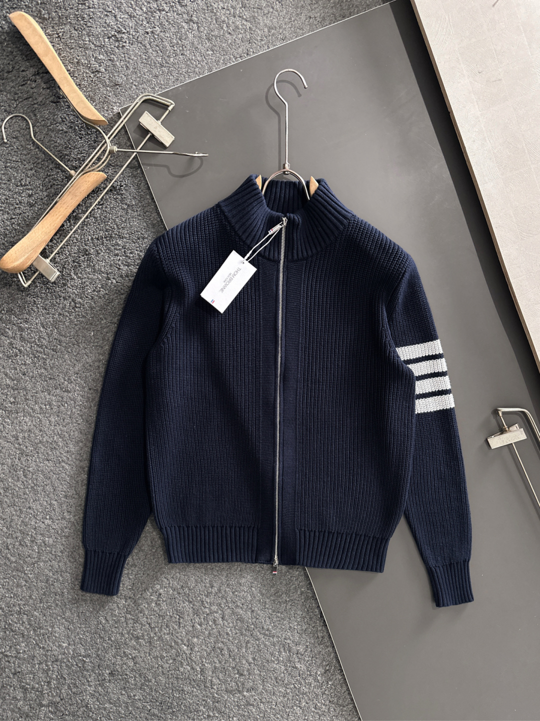 TB 25秋冬新款开衫四条杆毛衣，毛线软糯质感，领口织带细节，袖经典四条杆设计，显瘦有型。男女同款高品质