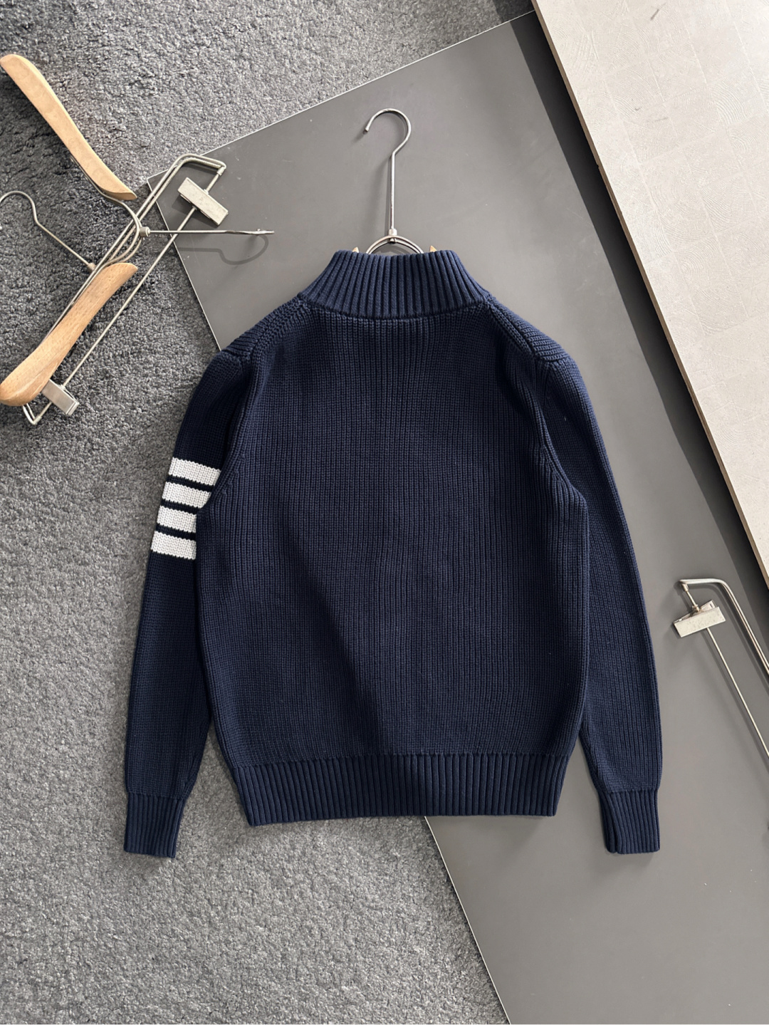 TB 25秋冬新款开衫四条杆毛衣，毛线软糯质感，领口织带细节，袖经典四条杆设计，显瘦有型。男女同款高品质