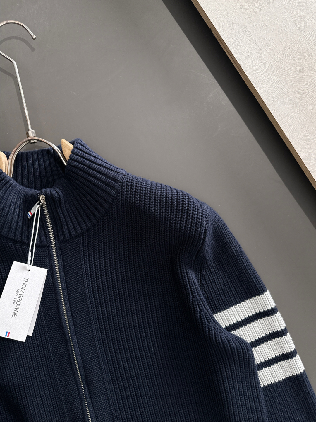 TB 25秋冬新款开衫四条杆毛衣，毛线软糯质感，领口织带细节，袖经典四条杆设计，显瘦有型。男女同款高品质