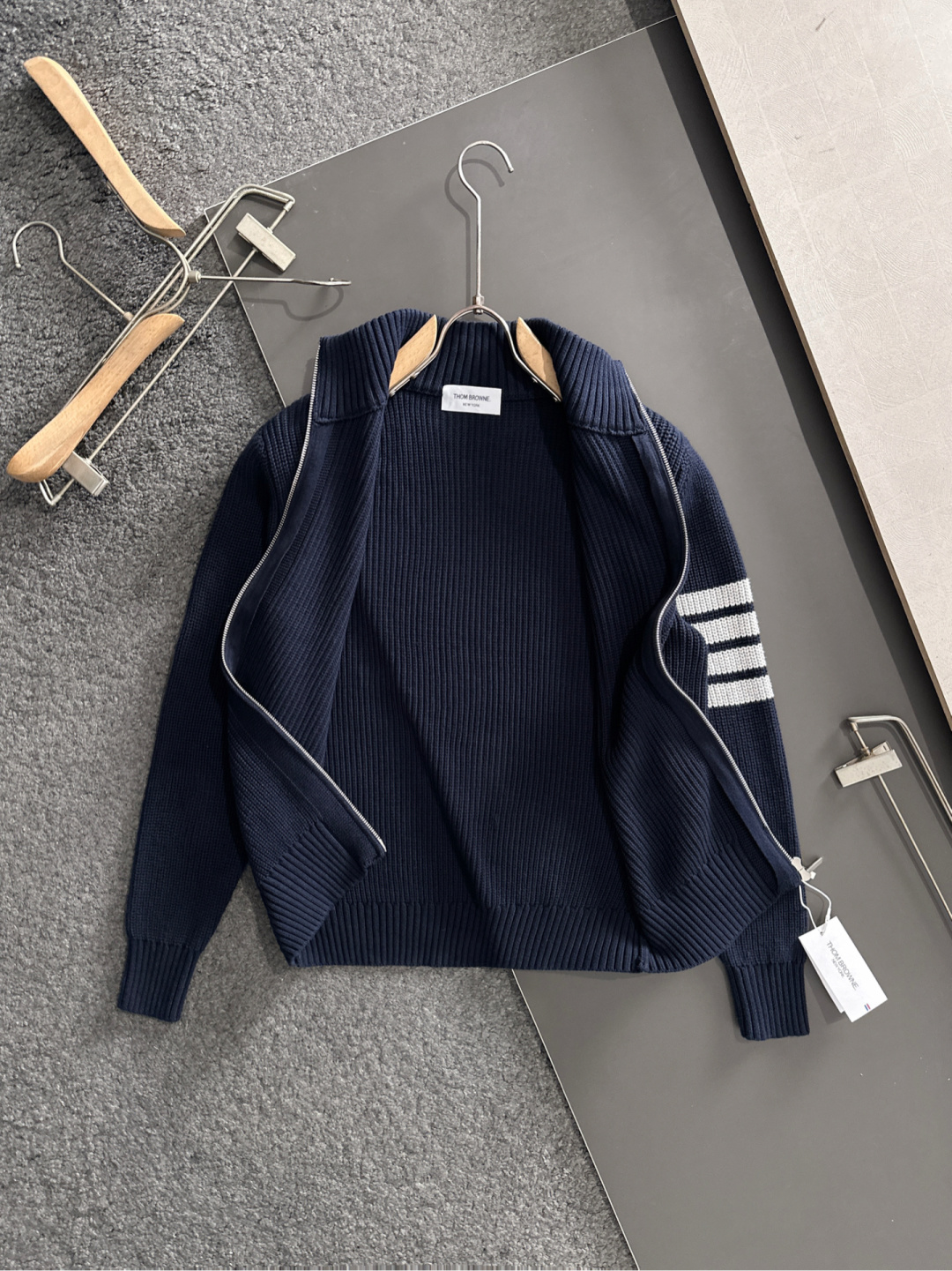 TB 25秋冬新款开衫四条杆毛衣，毛线软糯质感，领口织带细节，袖经典四条杆设计，显瘦有型。男女同款高品质