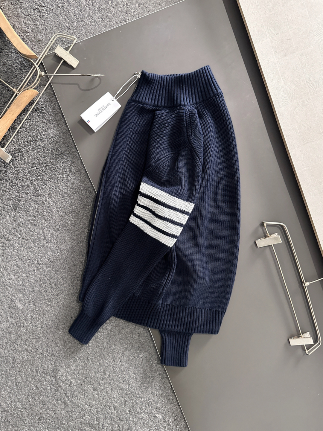 TB 25秋冬新款开衫四条杆毛衣，毛线软糯质感，领口织带细节，袖经典四条杆设计，显瘦有型。男女同款高品质