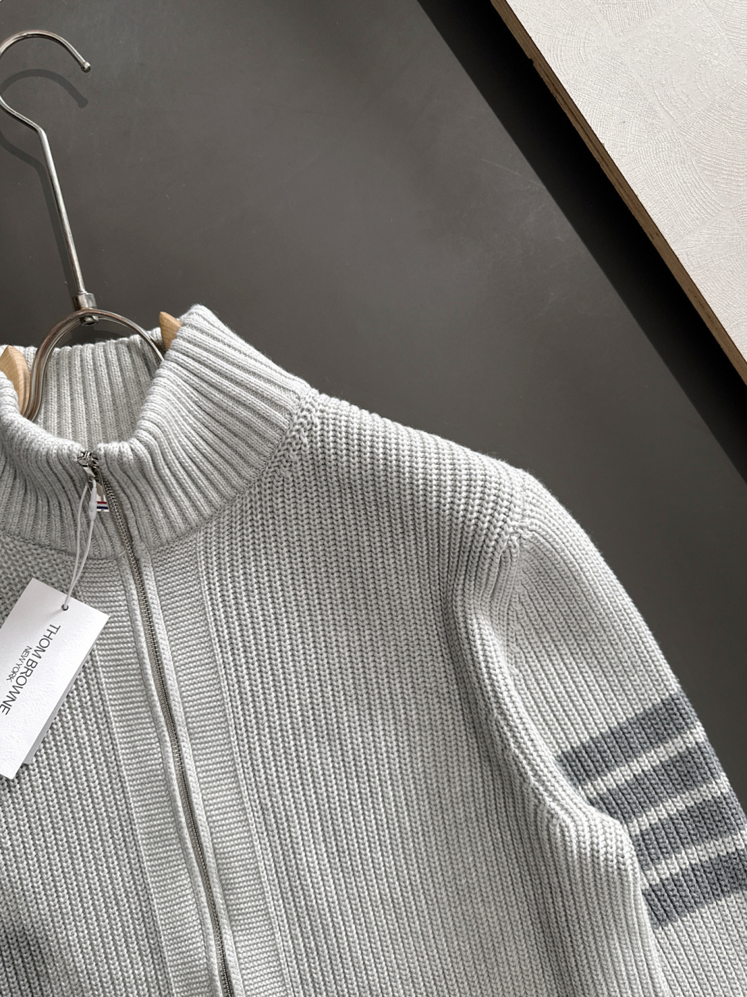 TB 25秋冬新款开衫四条杆毛衣，毛线软糯质感，领口织带细节，袖经典四条杆设计，显瘦有型。男女同款高品质