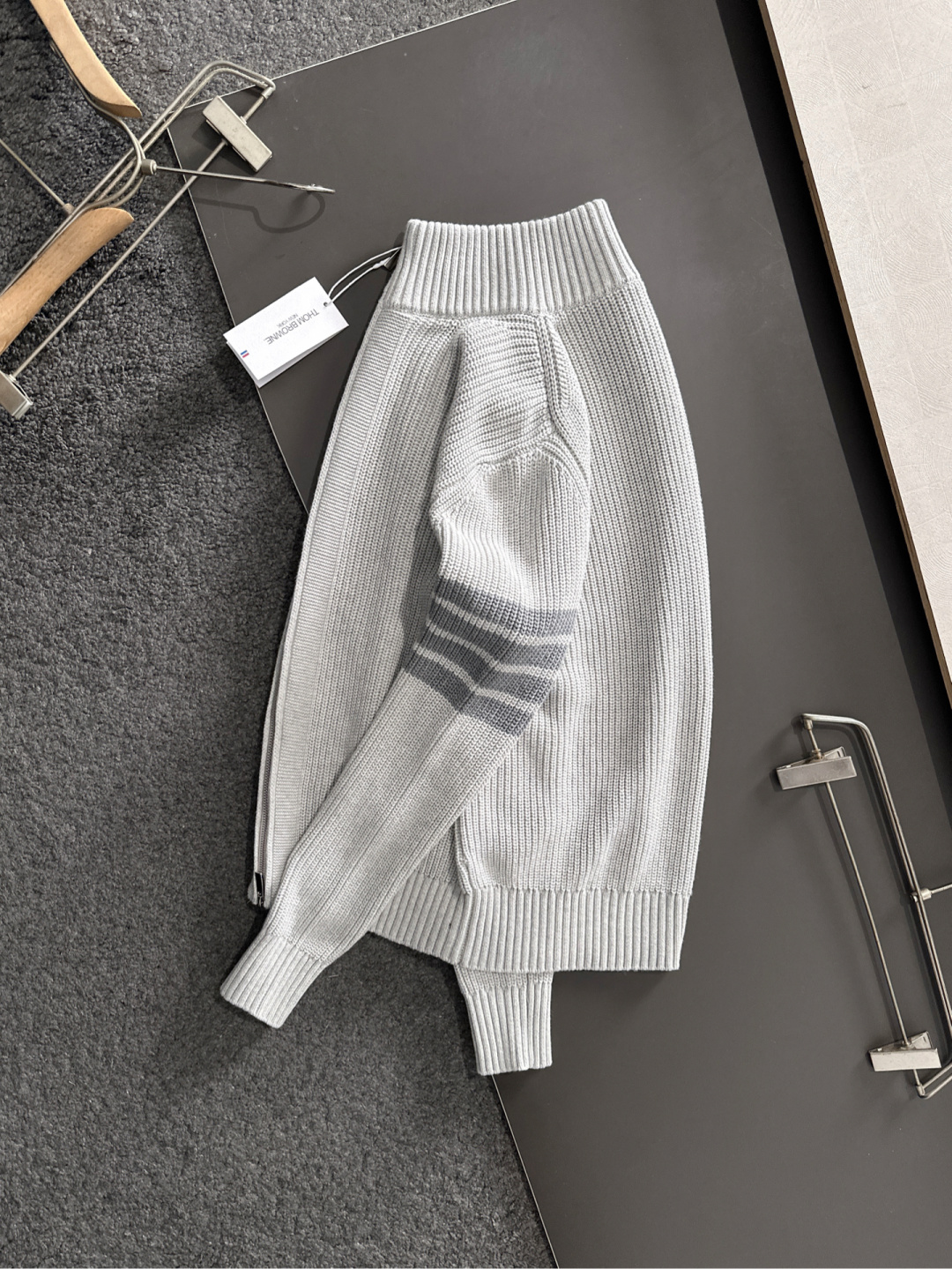 TB 25秋冬新款开衫四条杆毛衣，毛线软糯质感，领口织带细节，袖经典四条杆设计，显瘦有型。男女同款高品质