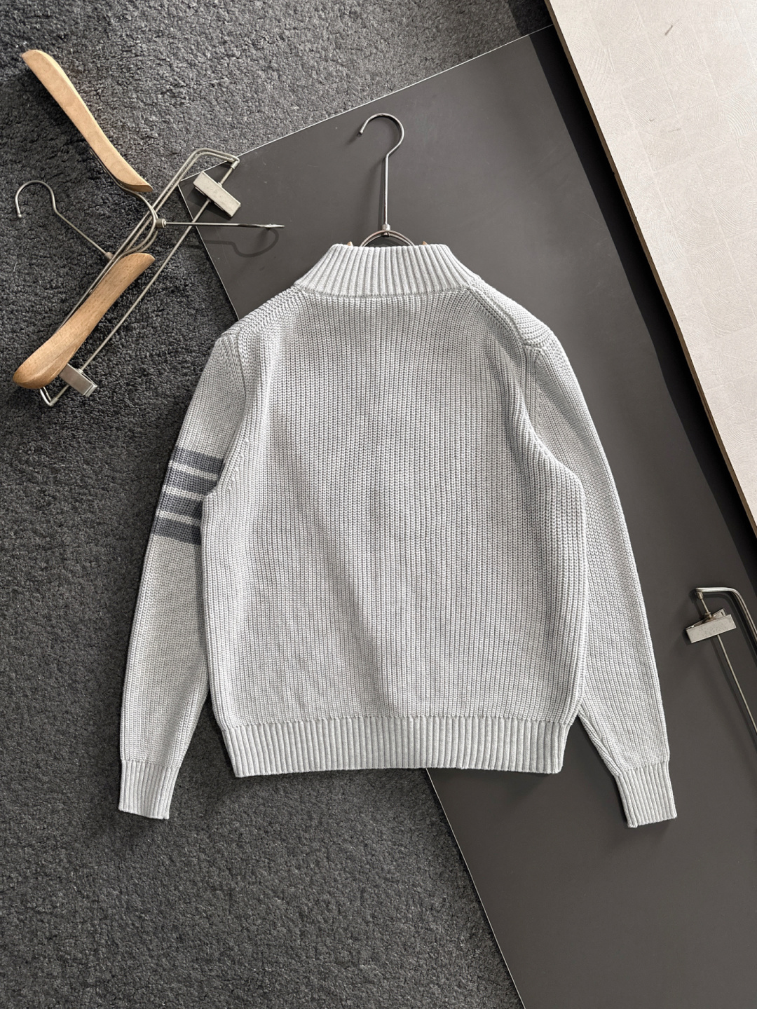 TB 25秋冬新款开衫四条杆毛衣，毛线软糯质感，领口织带细节，袖经典四条杆设计，显瘦有型。男女同款高品质