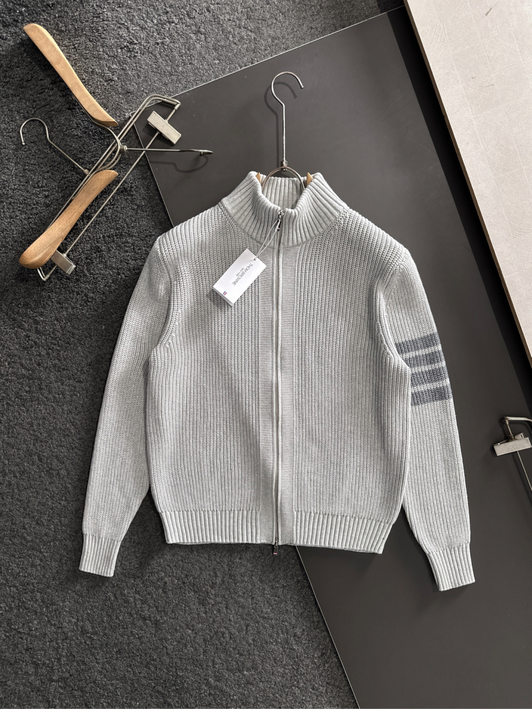 TB 25秋冬新款开衫四条杆毛衣，毛线软糯质感，领口织带细节，袖经典四条杆设计，显瘦有型。男女同款高品质