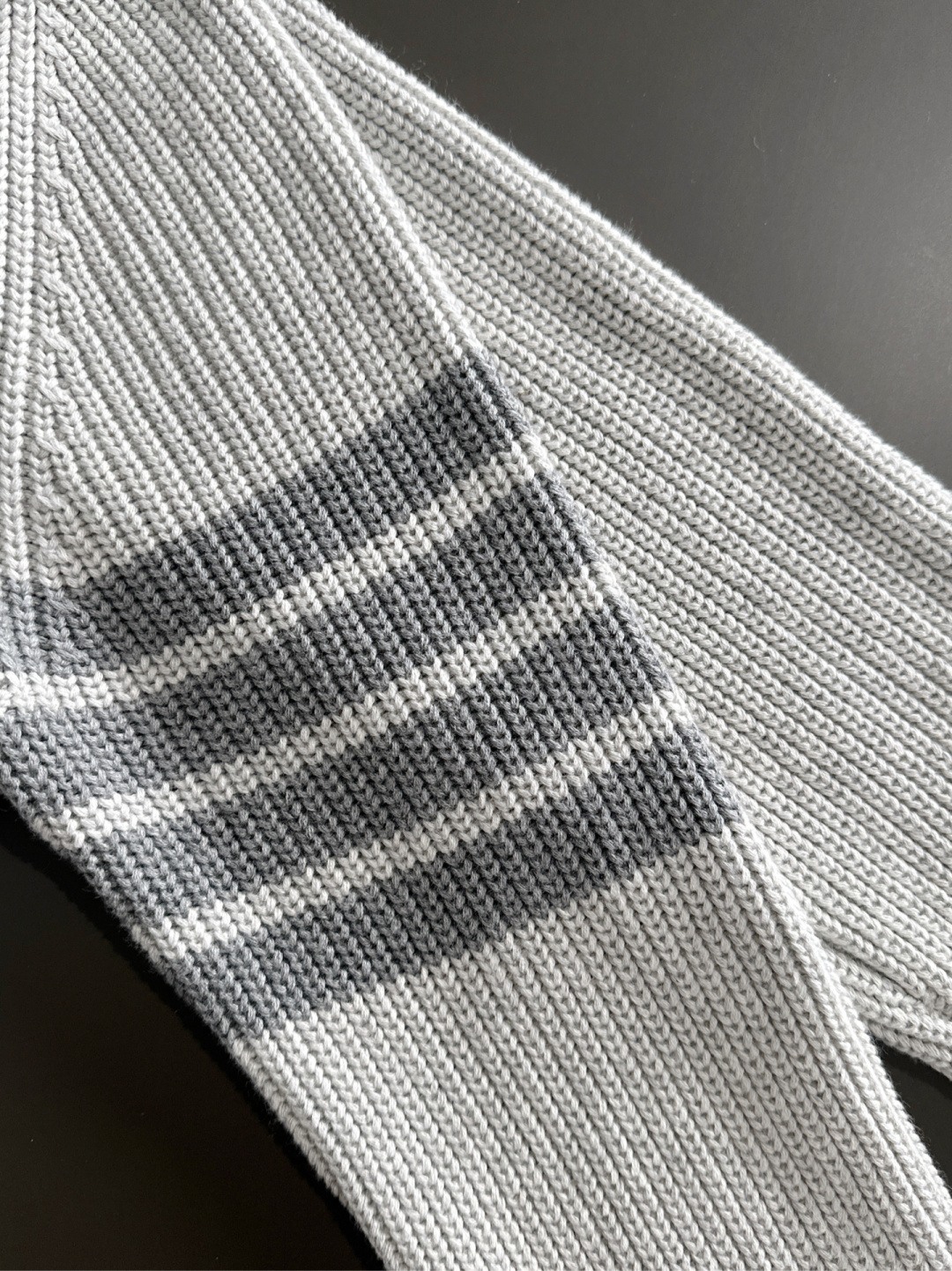 TB 25秋冬新款开衫四条杆毛衣，毛线软糯质感，领口织带细节，袖经典四条杆设计，显瘦有型。男女同款高品质