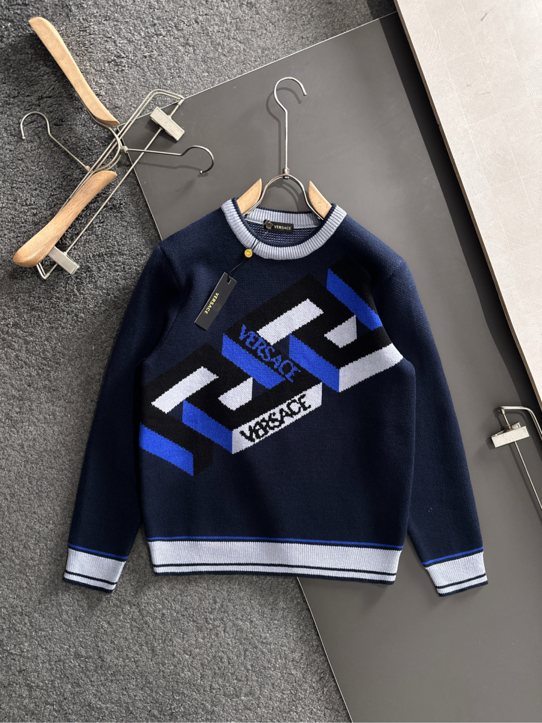 VER 25秋冬新款刺绣针织圆领毛衣，这个系列的毛衣真的太经典了，强烈推荐 男女均可驾驭，胸前品牌大𝒍𝒐