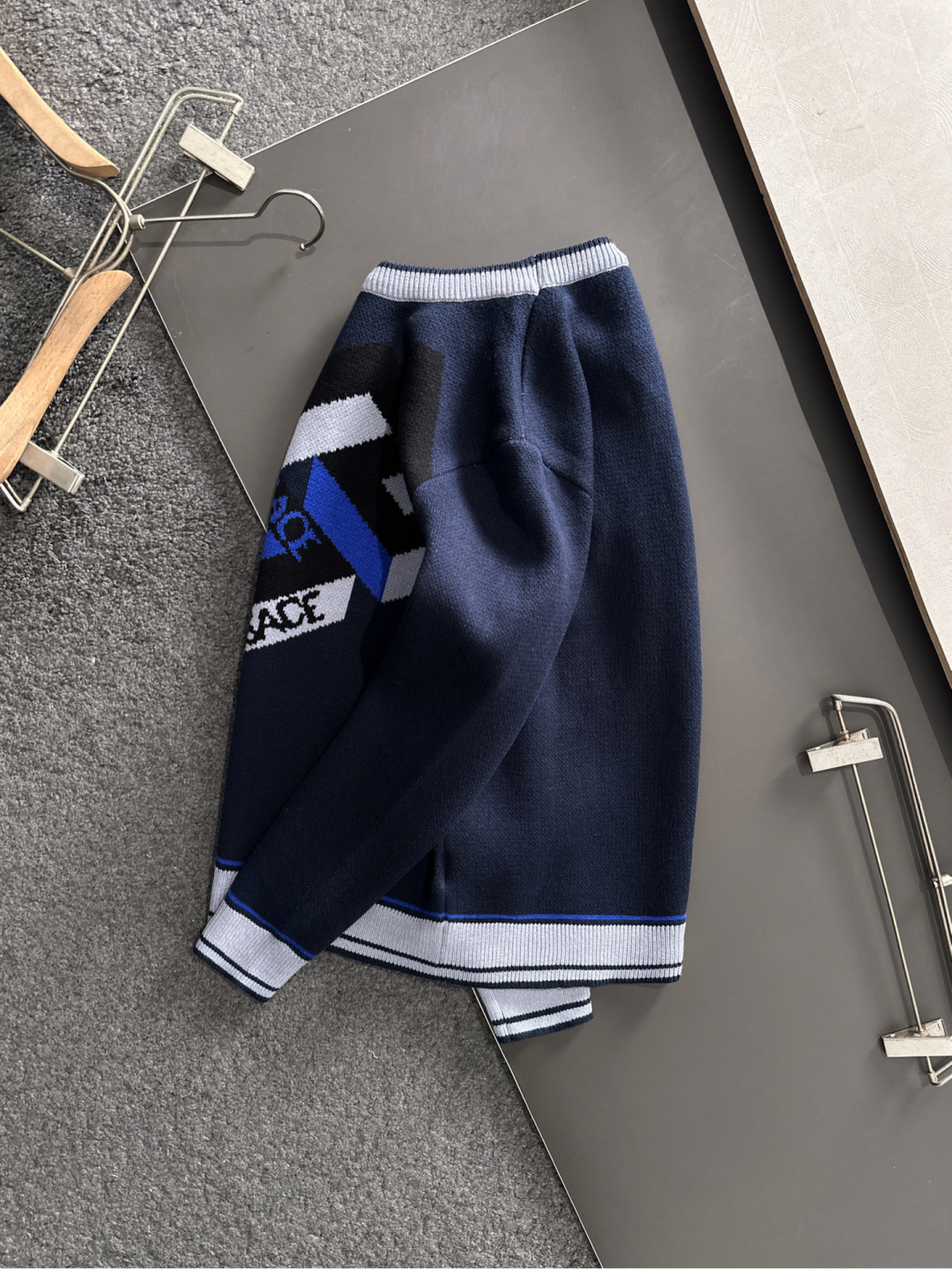 VER 25秋冬新款刺绣针织圆领毛衣，这个系列的毛衣真的太经典了，强烈推荐 男女均可驾驭，胸前品牌大𝒍𝒐