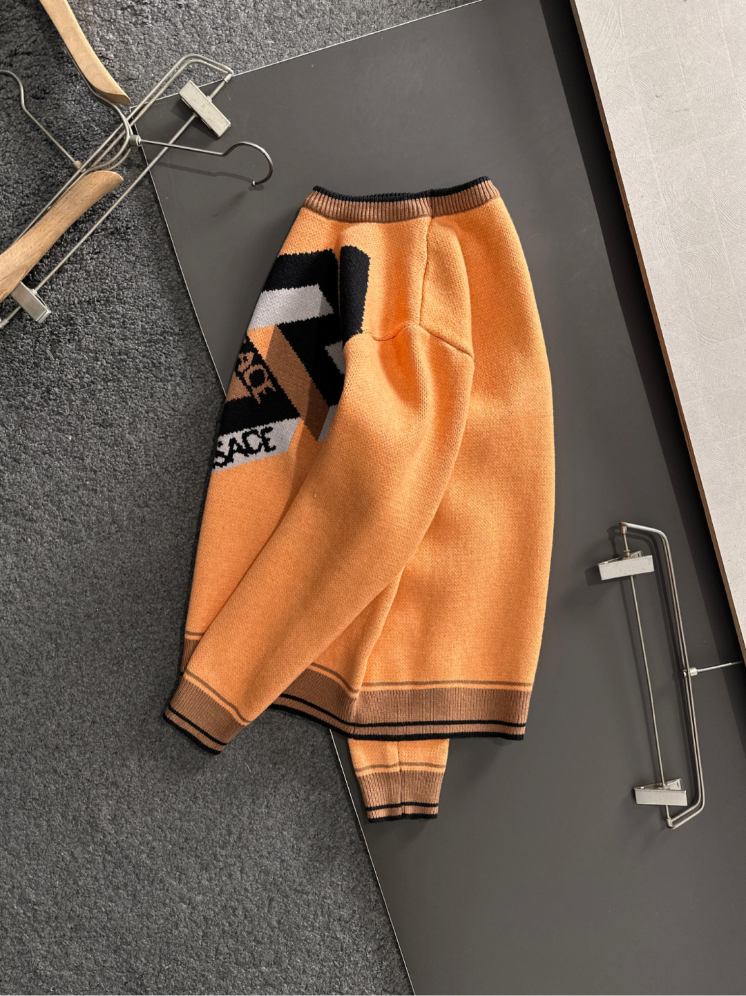 VER 25秋冬新款刺绣针织圆领毛衣，这个系列的毛衣真的太经典了，强烈推荐 男女均可驾驭，胸前品牌大𝒍𝒐