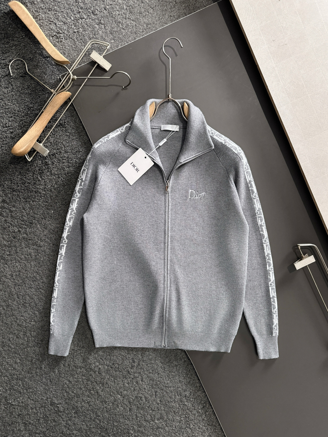 CD 重磅推荐！2025aw秋冬新款 专柜同步 时尚经典基础款针织开衫 秋冬必备款 采用针织衫加厚毛衣，